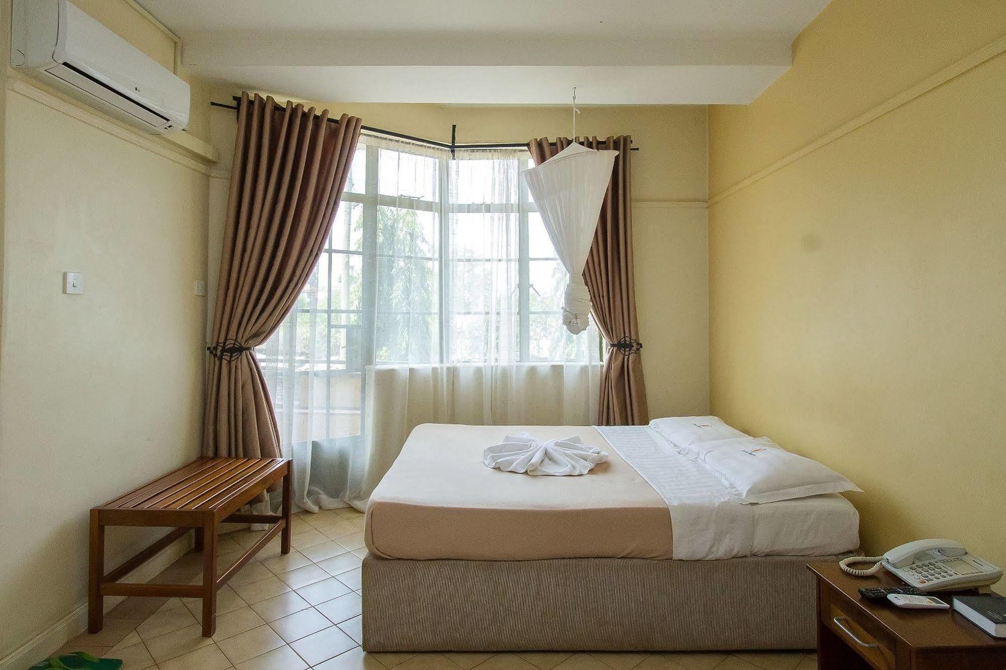 Jumuia Hotel Кисуму Екстериор снимка