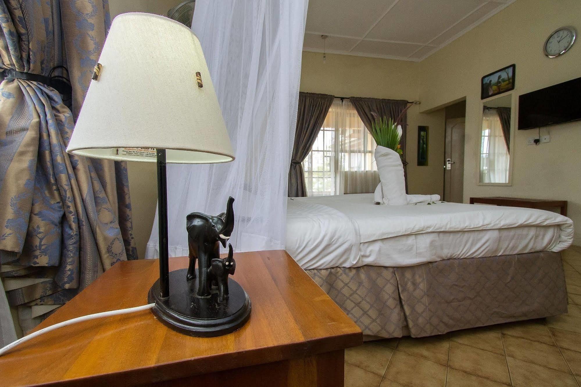 Jumuia Hotel Кисуму Екстериор снимка