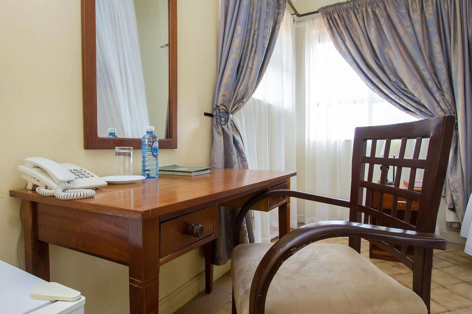 Jumuia Hotel Кисуму Екстериор снимка